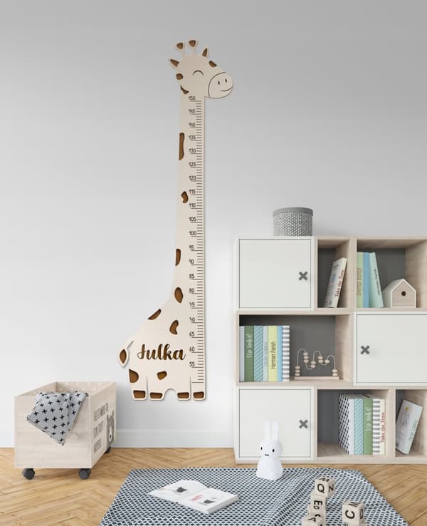 Höjdmätpinne i trä med NAMN på väggen för att mäta höjden Giraffe