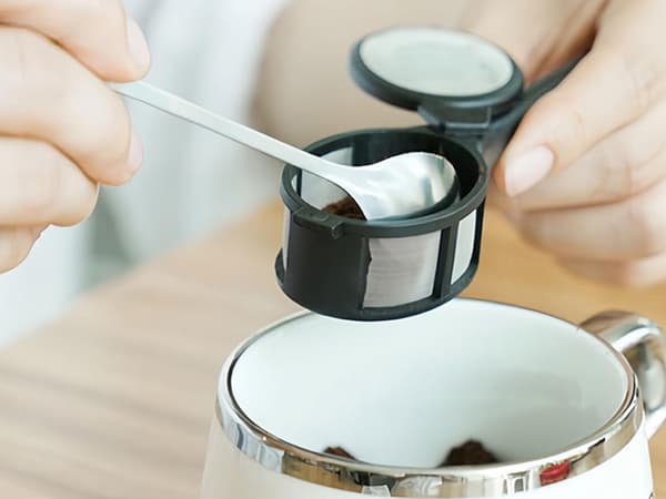 Praktisk plastiksi – perfekt til te og varme drikke