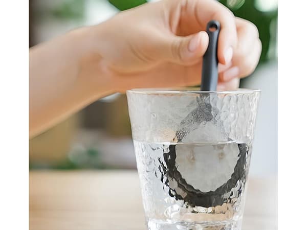 Praktisk plastiksi – perfekt til te og varme drikke
