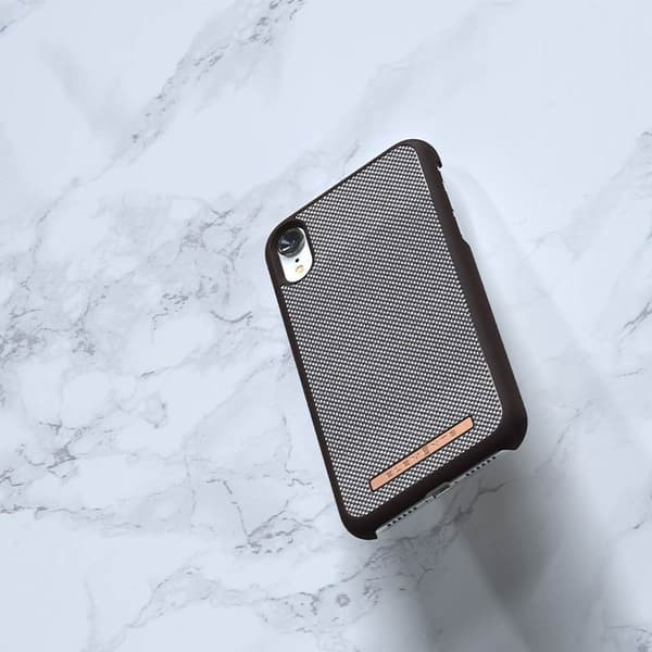 Nordic Elements Saeson Idun - iPhone XR stofcover (mørkebrunt mønster 1)