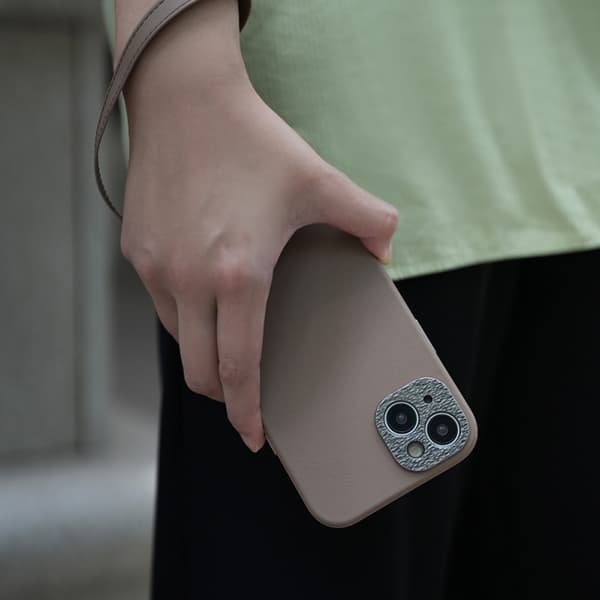 Moshi Napa MagSafe - iPhone 15 -nahkakotelo (Woodsmoke Brown)