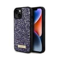 Pikkukuva 1 / 8: Guess Strassilla koristeltu metallilogo - iPhone 15 -kotelo (Vaaleanpunainen)
