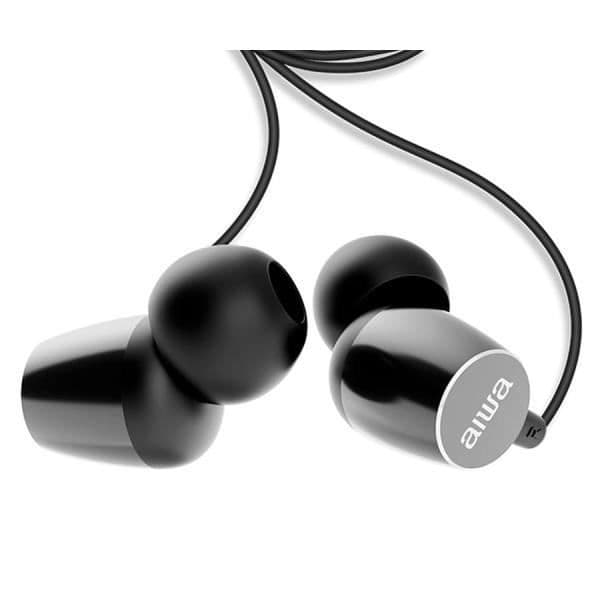 In-ear hörlurar med kabel Aiwa ESTM-30BK i svart färg med inbyggd mikrofon för handsfree-samtal, jack-anslutning.