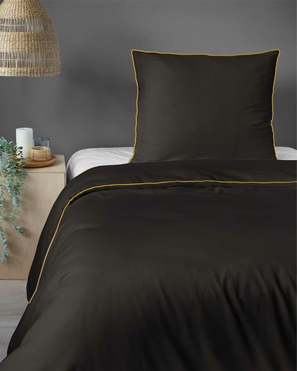 Satin sengetøj 140x200 brun espresso med kanter med et pudebetræk 70x80 Mako Satin 62