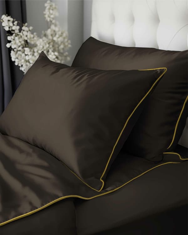 Satin sengetøj 140x200 brun espresso med kanter med et pudebetræk 70x80 Mako Satin 62