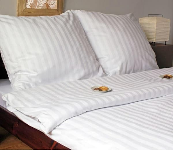 Damaski vuodevaatteet 140x200 Tivoli valkoiset raidat 1 cm vetoketjulla 140 g/m2 satiini satiini