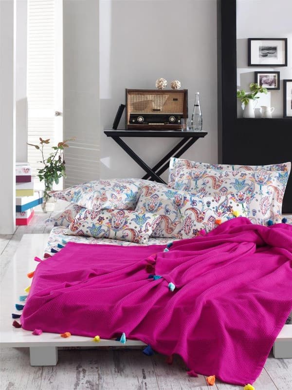 Bomull sängkläder set 160x200 Styleup + filt 180x220 fuchsia med paisley fransar i en Faro box