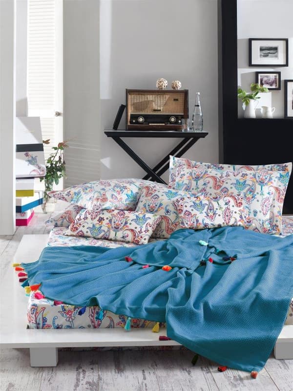 Puuvillainen vuodevaatteet setti 160x200 Styleup + Peitto 180x220 sininen paisley-hapsuilla asetettu Faro-laatikkoon