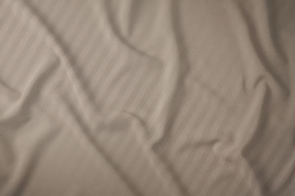 Damaskin vuodevaatteet 160x200 taupe tummanbeige yksiväriset raidat 1 cm Pure