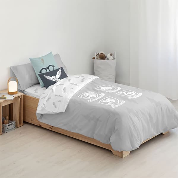 Play Fabrics Dynetæppe Med Knapper Hogwarts-skjolde Til 180 Seng 260x240 Cm