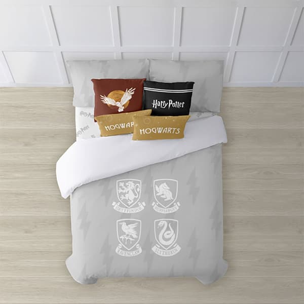 Play Fabrics Dynetæppe Med Knapper Hogwarts-skjolde Til 180 Seng 260x240 Cm