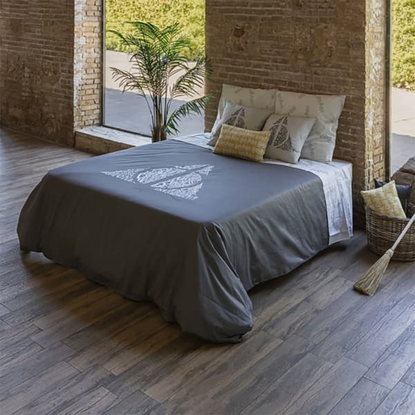 Play Fabrics Dynetæppe Med Knapper Relics-bogstaver Til 80 Seng 140x200 Cm