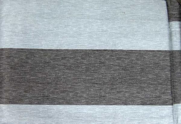 Elegant satin sengesæt med brune striber