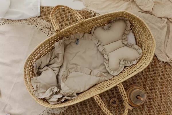 Set för en barnvagn med volang, ljus beige