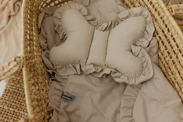 Set för en barnvagn med volang, ljus beige