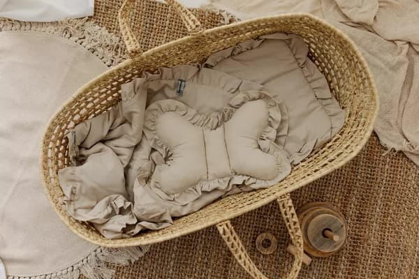 Set för en barnvagn med volang, ljus beige