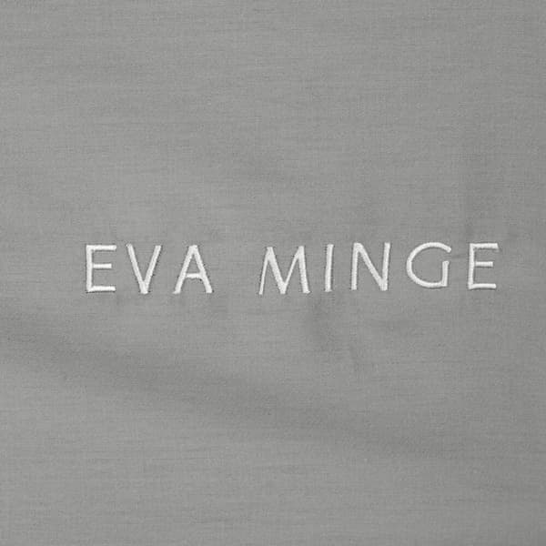 EVA satin sängkläder 200x220 Eva Minge Eurofirany grå vit broderad logotyp + passpoal