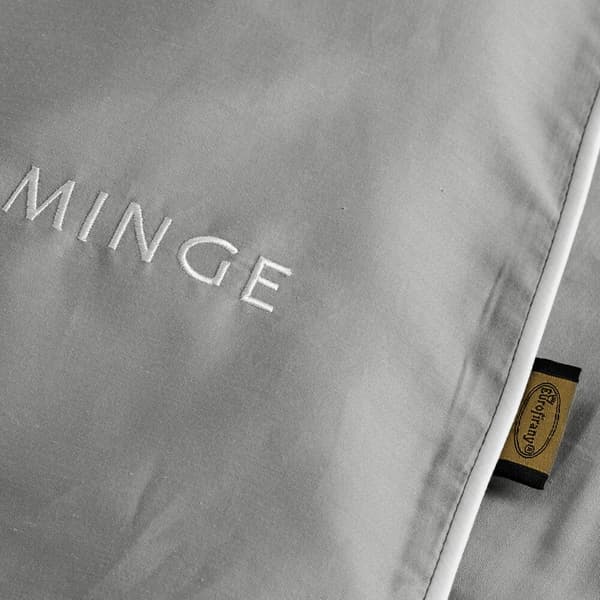 EVA satin sängkläder 200x220 Eva Minge Eurofirany grå vit broderad logotyp + passpoal
