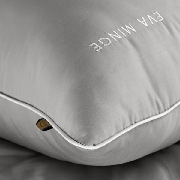 EVA satin sängkläder 200x220 Eva Minge Eurofirany grå vit broderad logotyp + passpoal