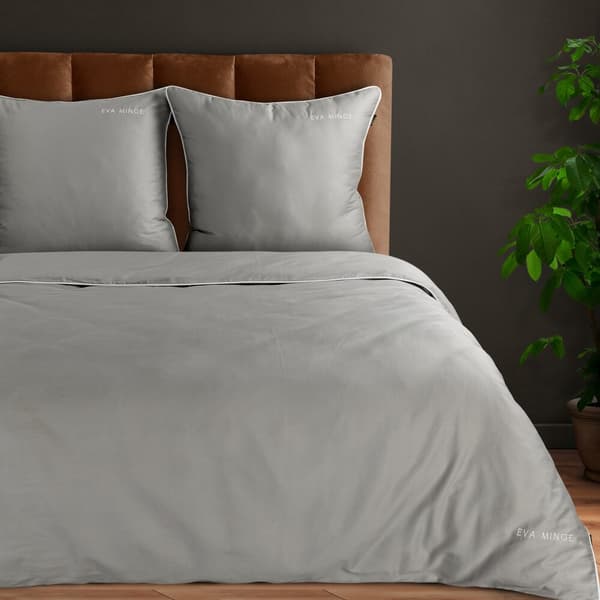 EVA satin sengetøj 200x220 Eva Minge Eurofirany grå hvid broderet logo + piping