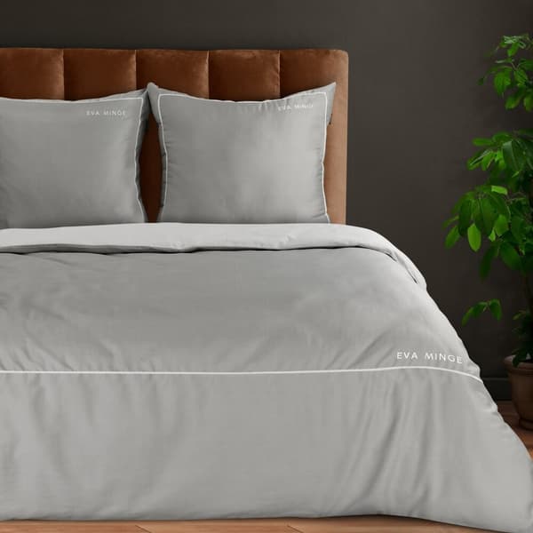 EVA satin sengetøj 200x220 Eva Minge Eurofirany grå hvid broderet kanter + logo