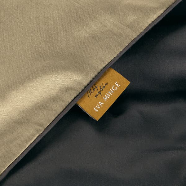 EVA satin sängkläder 200x220 Eva Minge Eurofirany beige svart broderad logotyp + passpoal