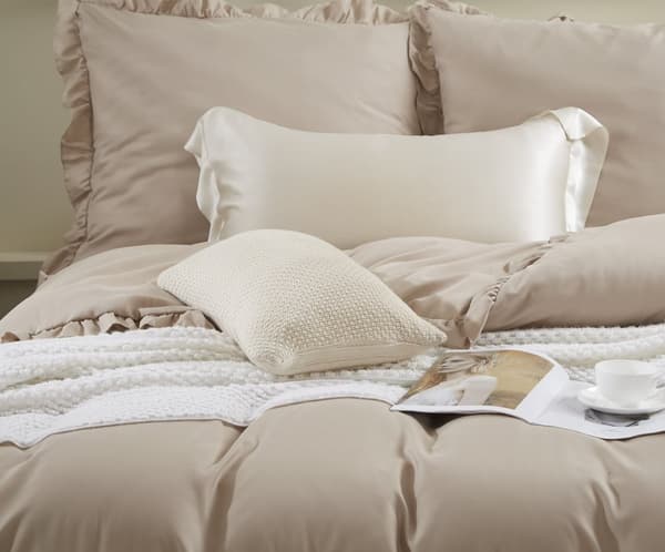 Ruffiga sängkläder 200x220 beige med volang