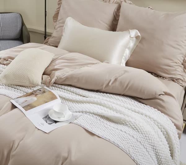 Ruffy sengetøj 160x200 beige med flæse