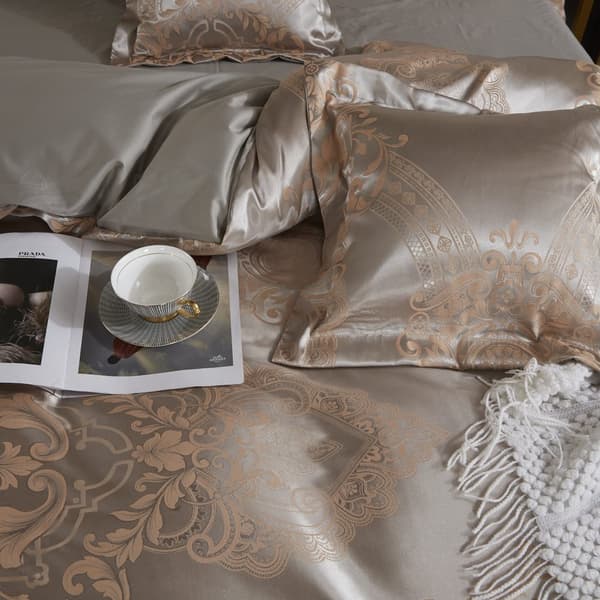 Satin broderet sengetøj 160x200 eksklusivt beige ornamentalt mønster AT013