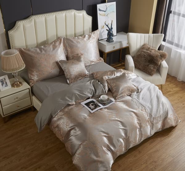 Satin broderet sengetøj 160x200 eksklusivt beige ornamentalt mønster AT013