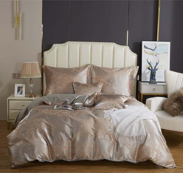 Satin broderet sengetøj 160x200 eksklusivt beige ornamentalt mønster AT013