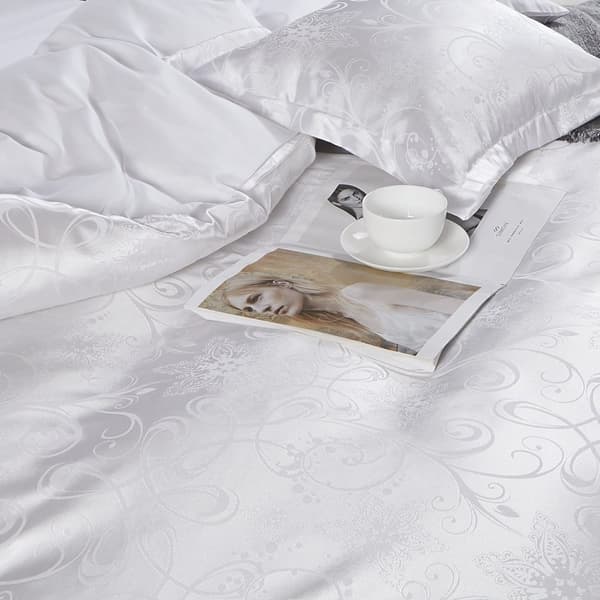 Satinsängkläder broderade 160x200 exklusiva vita virvlar AT001