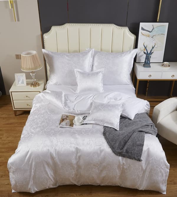 Satin sengetøj broderet 200x220 eksklusive hvide hvirvler AT001