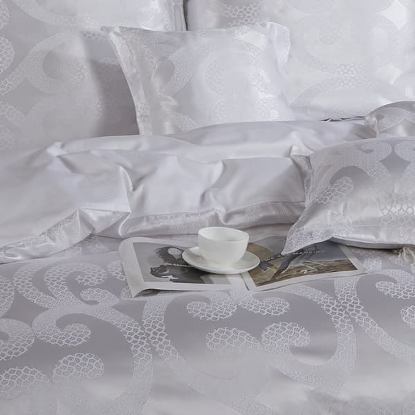 Satin broderet sengetøj 160x200 eksklusive hvide store hvirvler AT003