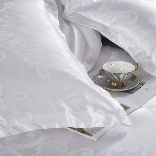Satin broderet sengetøj 200x220 eksklusivt hvidt dekorativt mønster AT004