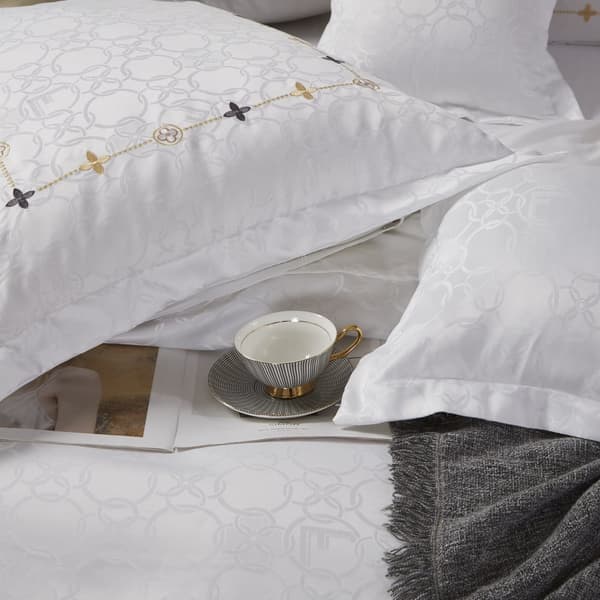 Satin sengetøj broderet 160x200 eksklusive hvide cirkler AT012