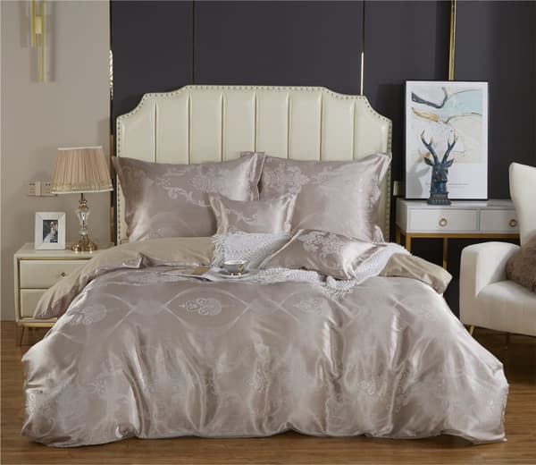 Satinbroderade sängkläder 200x220 exklusivt beige prydnadsmönster AT015