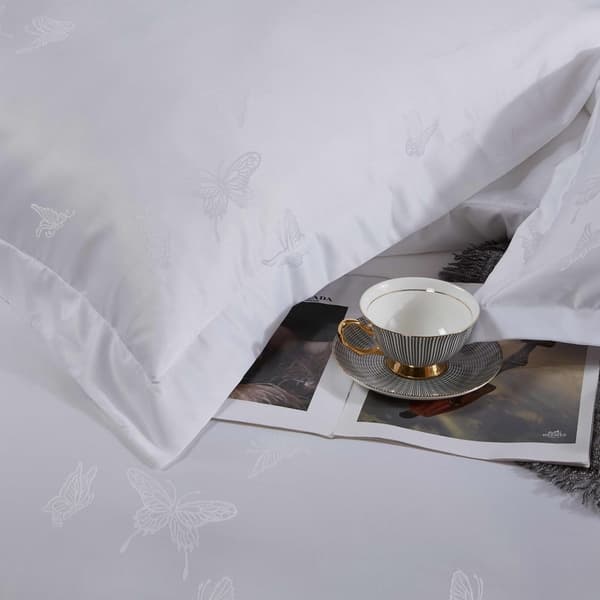 Satin sengetøj broderet 160x200 eksklusive hvide sommerfugle AT017
