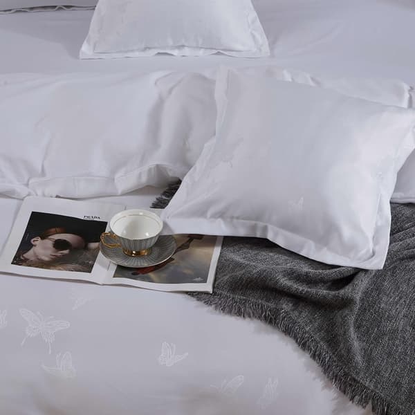 Satin sengetøj broderet 160x200 eksklusive hvide sommerfugle AT017
