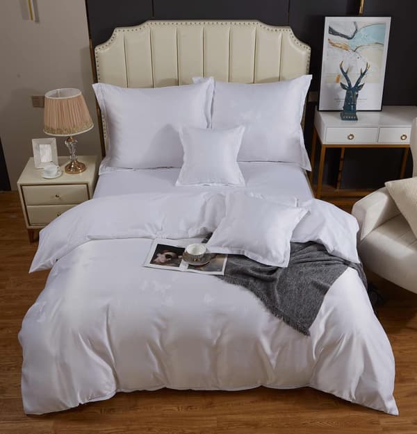 Satin sengetøj broderet 160x200 eksklusive hvide sommerfugle AT017