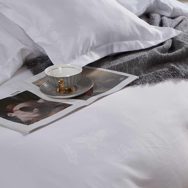 Satin sengetøj broderet 160x200 eksklusive hvide sommerfugle AT017