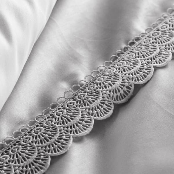 Satin sängkläder 160x200 RETRO Eurofirany ljusgrå dekorerad med spets packad i en låda