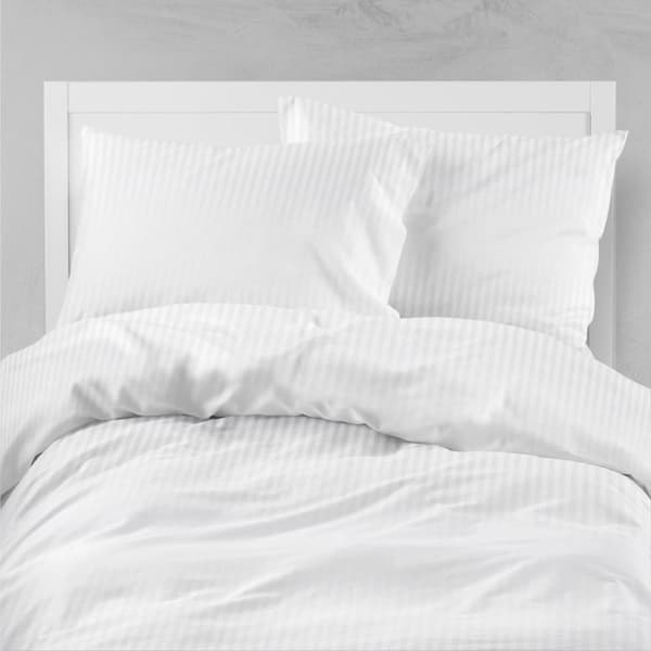 Satinsängkläder 160×200 vita ränder 2 cm med hotellöverlappning