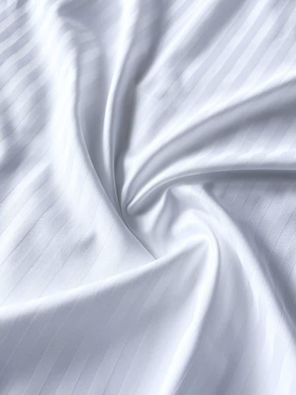 Satinsängkläder 160×200 vita ränder 2 cm med hotellöverlappning