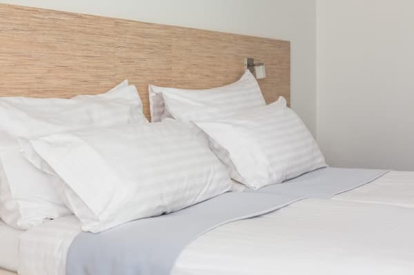 Satinsängkläder 160×200 vita ränder 2 cm med hotellöverlappning