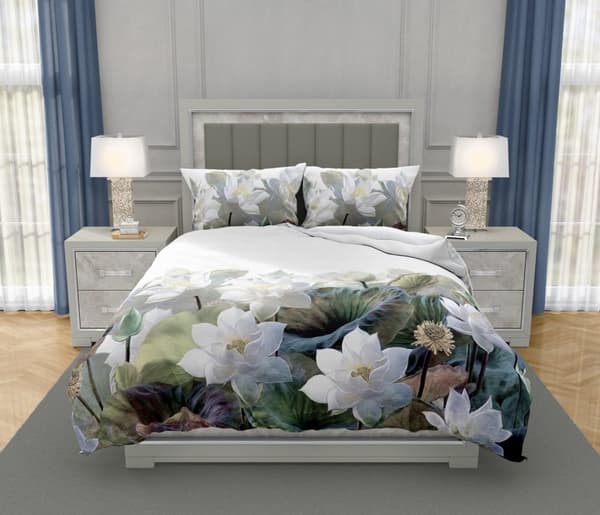 Satinsängkläder 140x200 digitaltryckta adelsblommor med grönska på ljus bakgrund