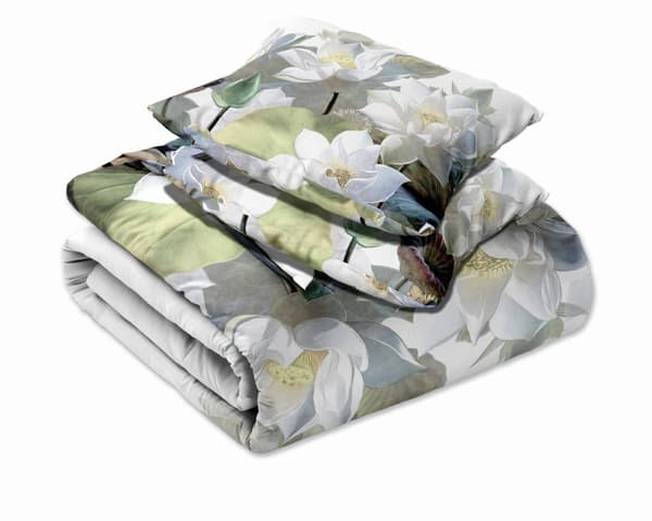 Satinsängkläder 140x200 digitaltryckta adelsblommor med grönska på ljus bakgrund