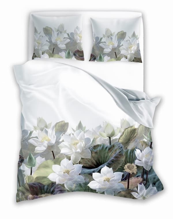 Satinsängkläder 140x200 digitaltryckta adelsblommor med grönska på ljus bakgrund