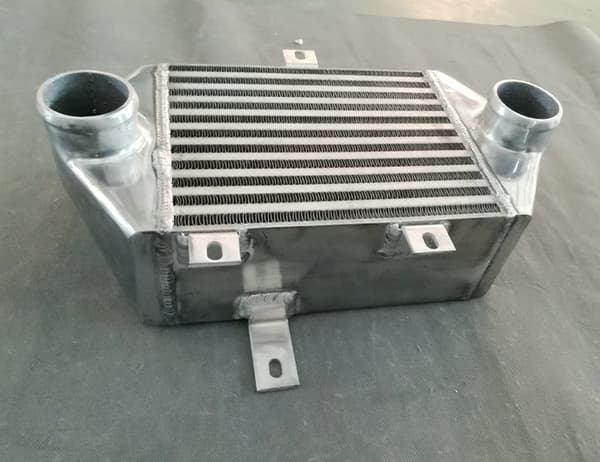Sidmonterad intercooler, 100 mm bredd, 2,5" inlopp och utlopp, konstruktion i aluminiumlegering
