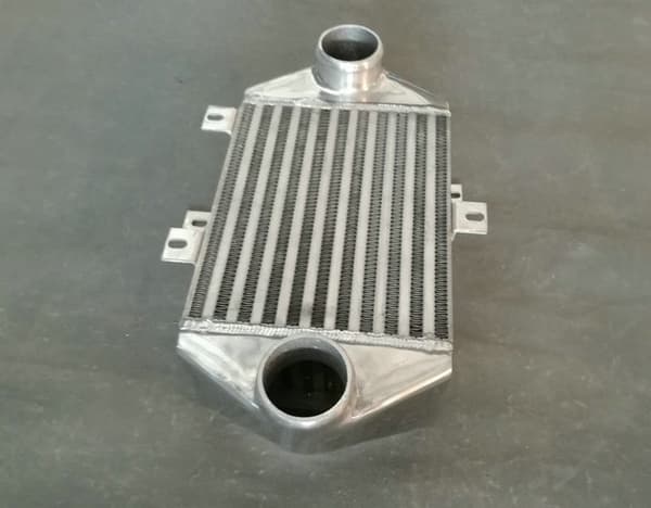 Sidmonterad intercooler, 100 mm bredd, 2,5" inlopp och utlopp, konstruktion i aluminiumlegering